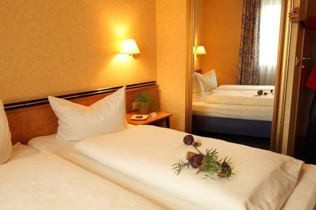 Hotel Goldenes Lamm Dudenhofen Buitenkant foto