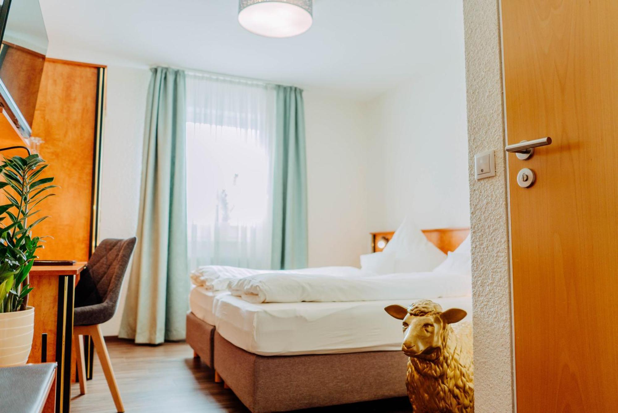Hotel Goldenes Lamm Dudenhofen Buitenkant foto